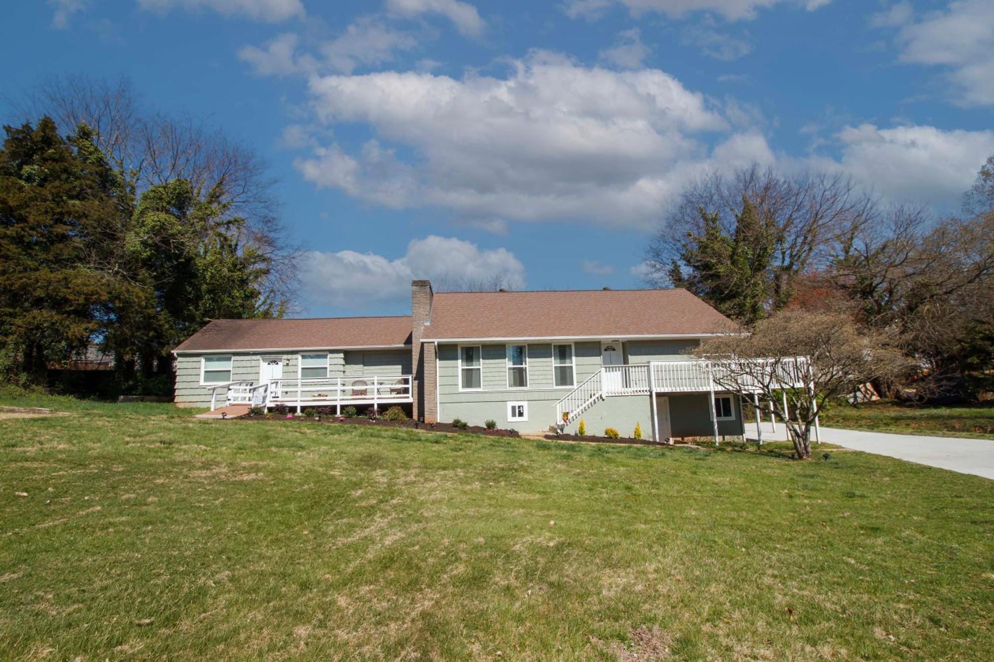 Private 1 Bedroom Duplex Apt Pet Friendly Wifi Parking 10 Min To Downtown Knoxville