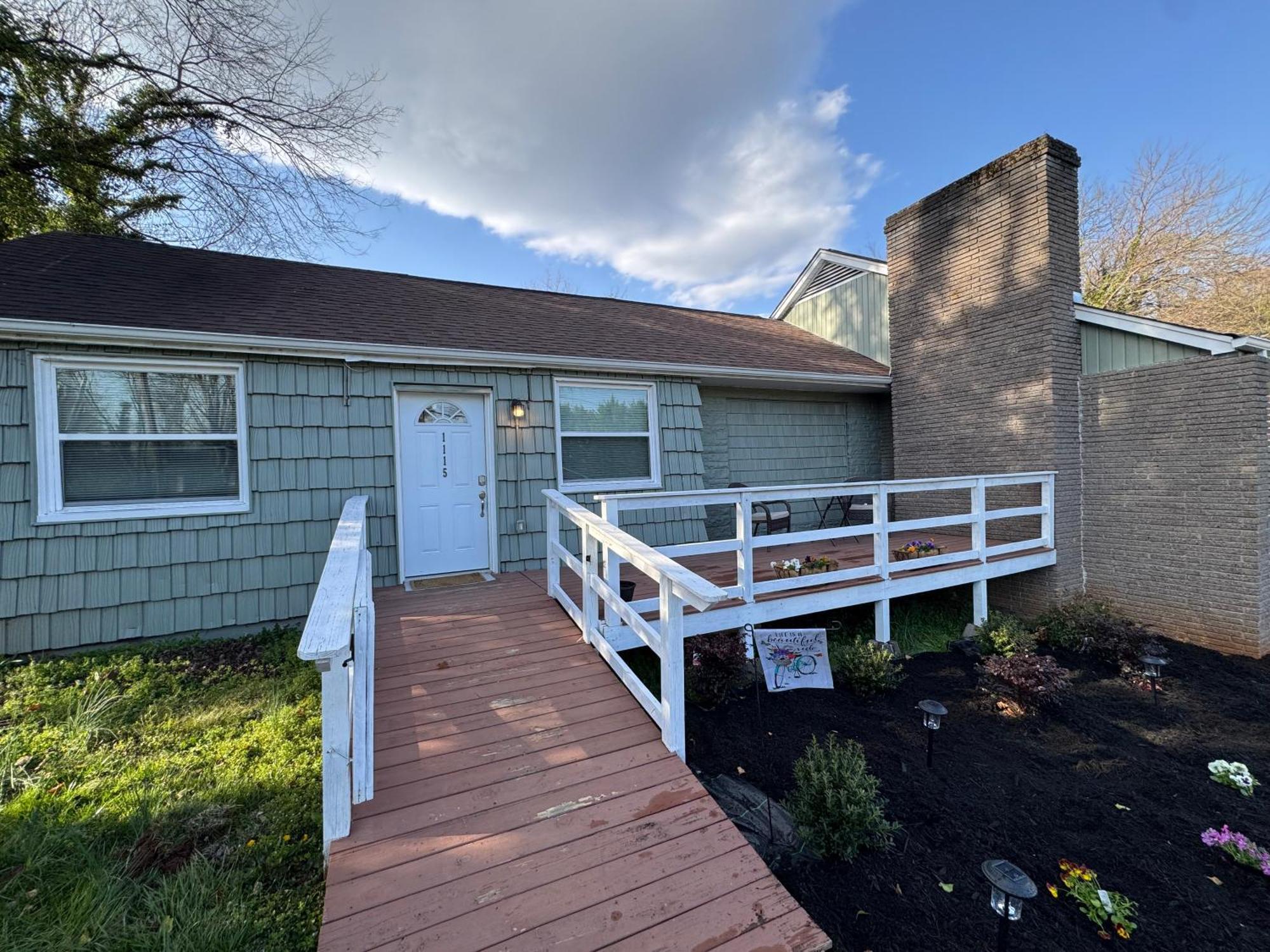 Private 1 Bedroom Duplex Apt Pet Friendly Wifi Parking 10 Min To Downtown Knoxville