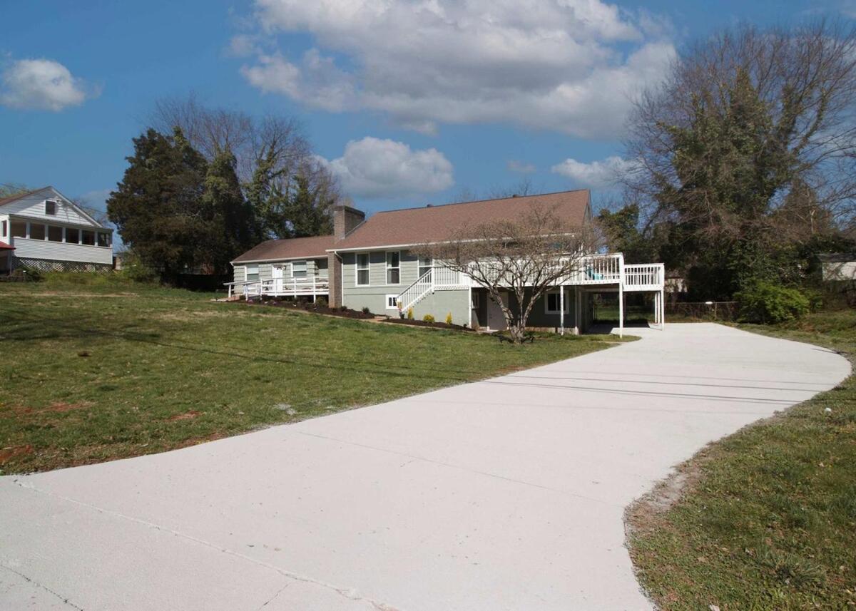 Private 1 Bedroom Duplex Apt Pet Friendly Wifi Parking 10 Min To Downtown