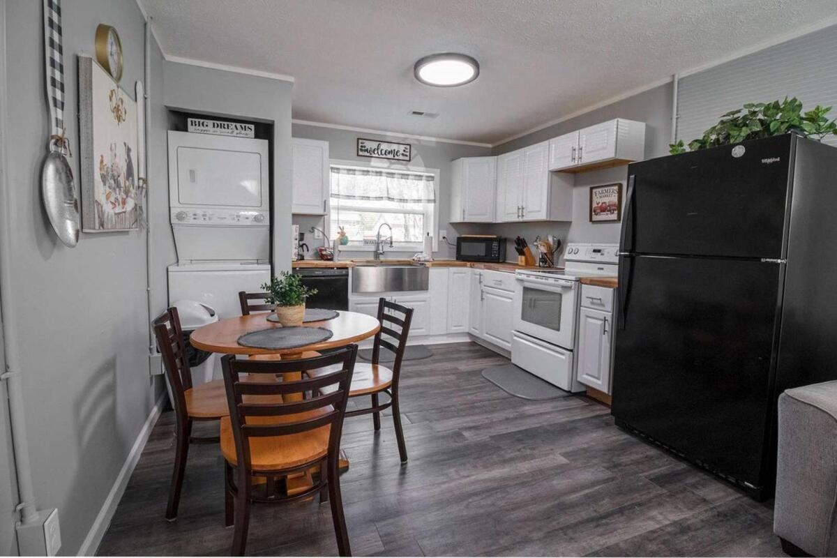 Private 1 Bedroom Duplex Apt Pet Friendly Wifi Parking 10 Min To Downtown Apartment